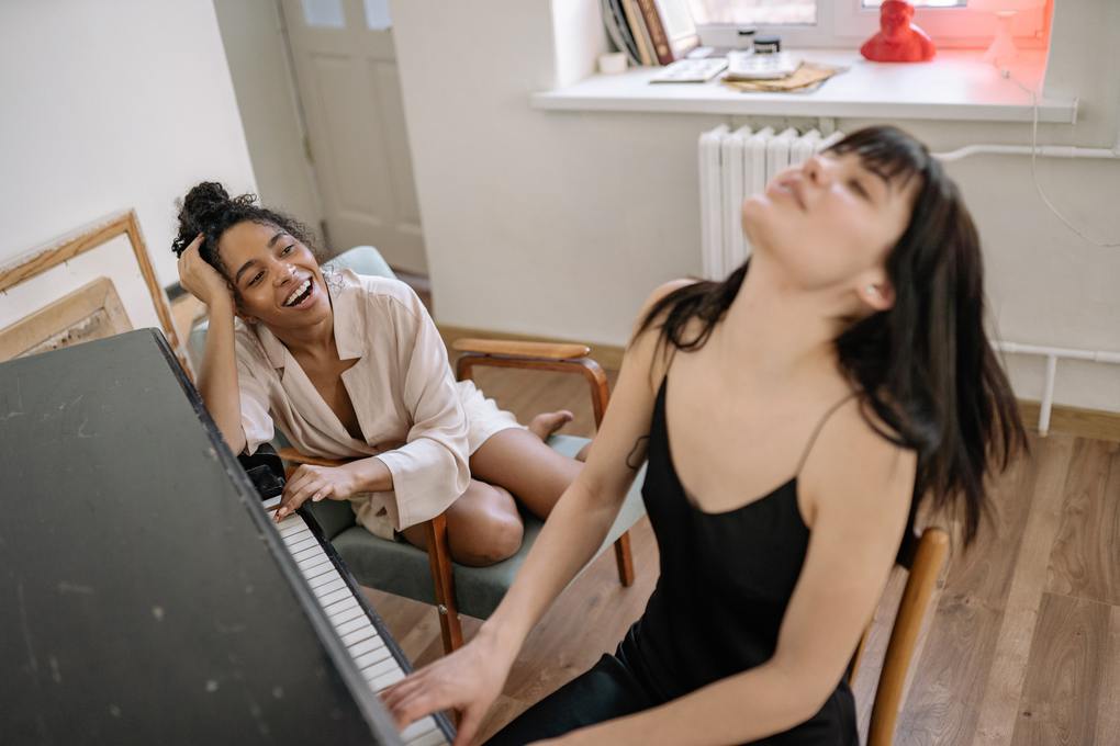 filles qui rigolent au piano