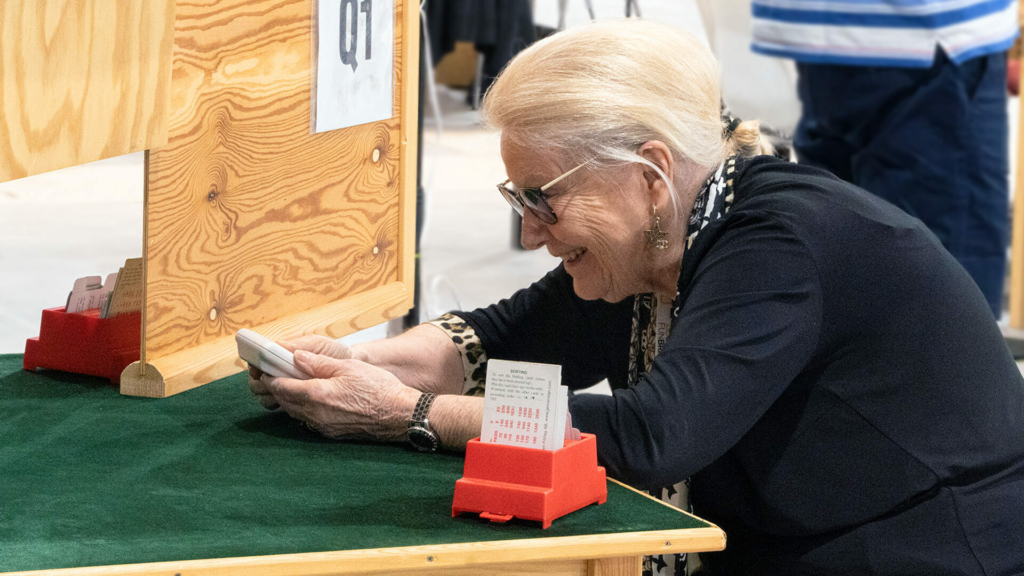 Woman is playing bridge